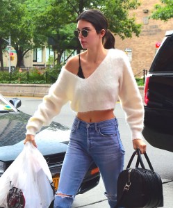 kendall-jenner-sweater-6_274519